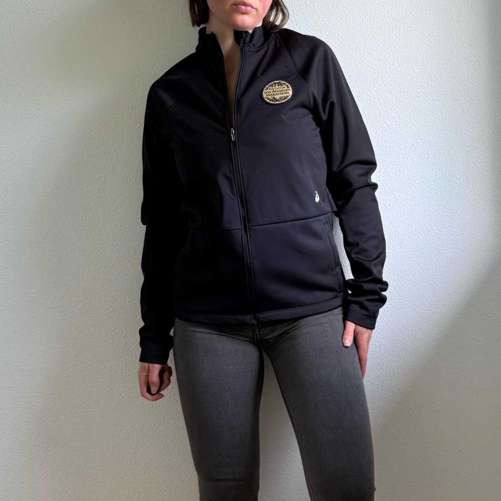 Asics Women's Los Angeles Marathon Fleece Lined Utility Jacket in Black w/ logo - Picture 6 of 15